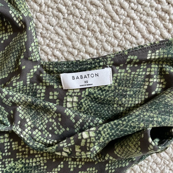 Aritzia babaton seamless v neck bodysuit - Picture 3 of 4